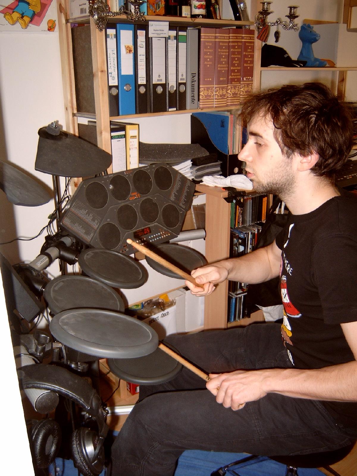 Stephan Richter an seinem elektronischen Schlagzeug am 17.10.2007
