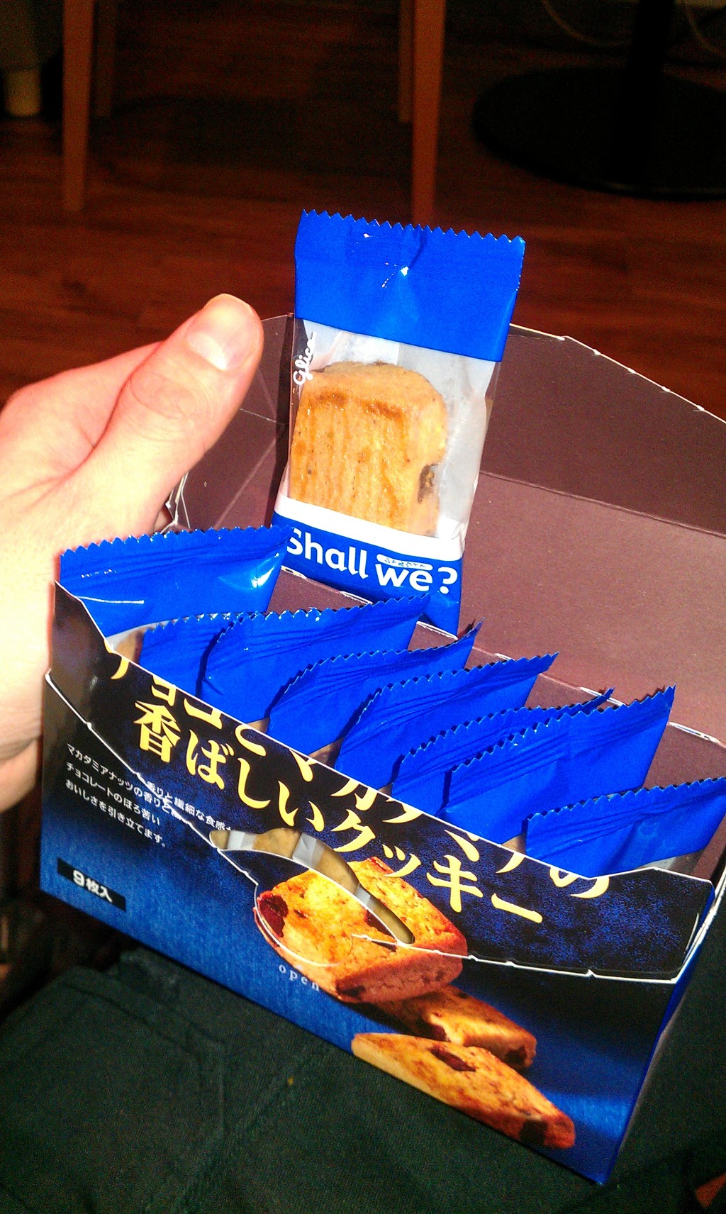 In dieser Pappschachtel ist jeder Keks einzeln Verpackt. Und die Japaner wissen nicht, wohin mit ihrem Müll...
