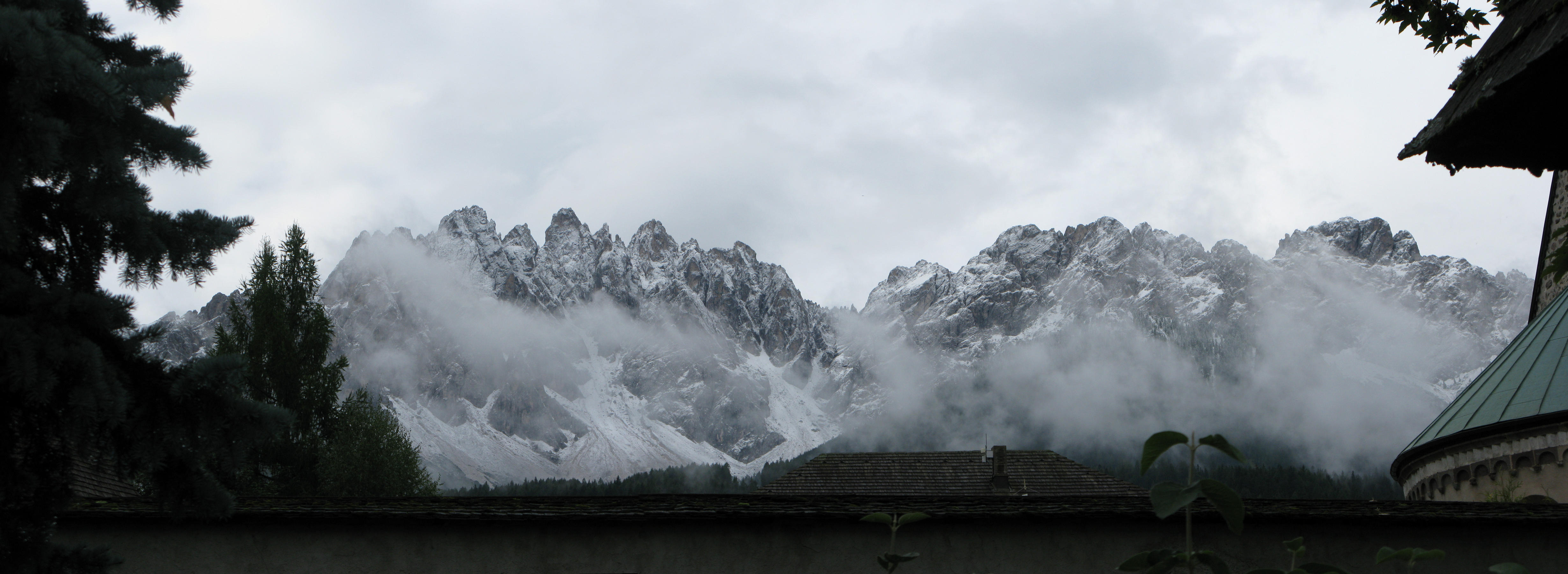 Die paar Berge der Dolomiten von San Candido aus gesehen.
