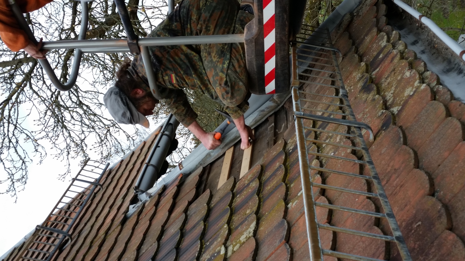 Beim reparieren des Dachs